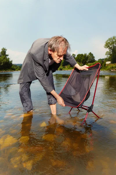 Manager Grauen Anzug Verrückt Nach Heißem Wetter Und Abkühlung Fluss — Stockfoto