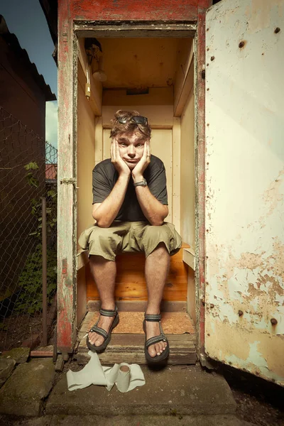 Hombre Usando Letrina Baño Madera Casa Campo Verano — Foto de Stock