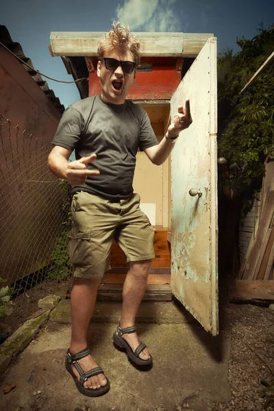 Homem Deixando Latrina Banheiro Madeira Casa Campo Verão — Fotografia de Stock