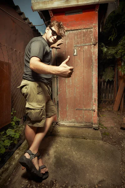 Yazlık Evde Ahşap Tuvaleti Terk Eden Bir Adam — Stok fotoğraf