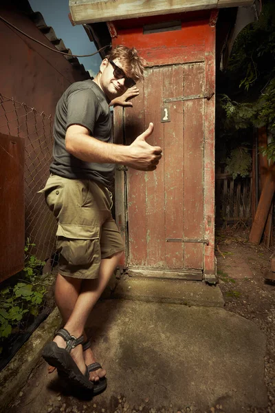 Homem Deixando Latrina Banheiro Madeira Casa Campo Verão — Fotografia de Stock