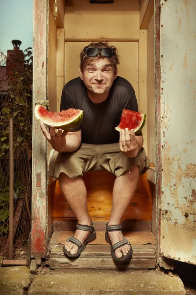 Man Zit Houten Toilet Latrine Het Eten Van Watermeloen — Stockfoto