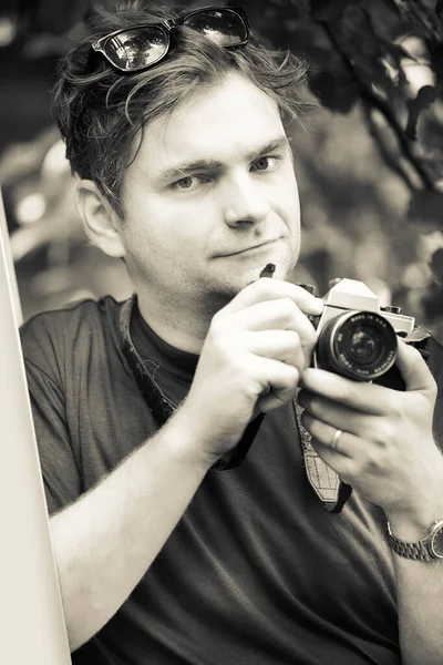 Adulto Homem Retrato Livre Com Câmera Filme Antigo — Fotografia de Stock