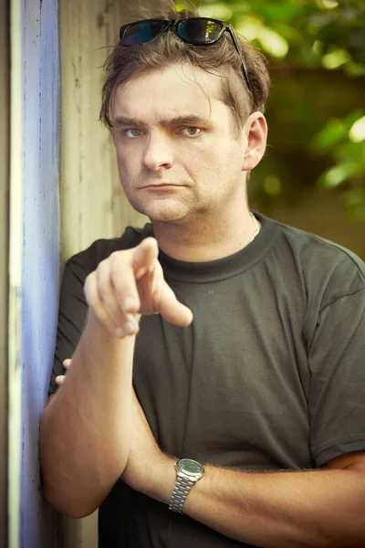 Volwassen Man Portret Outdoor Zwart Shirt — Stockfoto