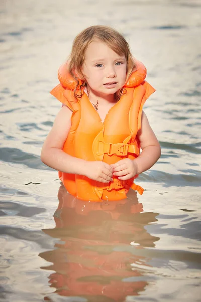 Küçük Kız Can Yeleğiyle Yüzmeyi Doğal Suda Öğreniyor — Stok fotoğraf