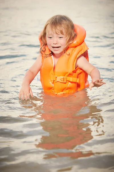 Kleines Mädchen Lernt Schwimmen Schwimmweste Natürlichen Wasser — Stockfoto