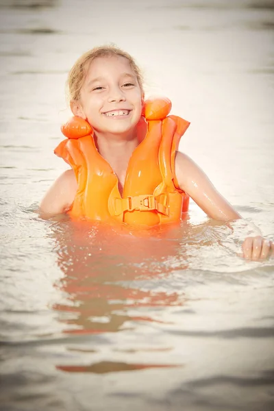 Küçük Kız Can Yeleğiyle Yüzmeyi Doğal Suda Öğreniyor — Stok fotoğraf