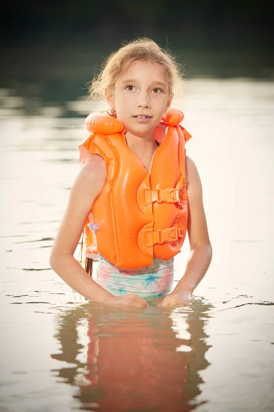 Bambina Che Impara Nuotare Giubbotto Salvataggio Acqua Naturale — Foto Stock