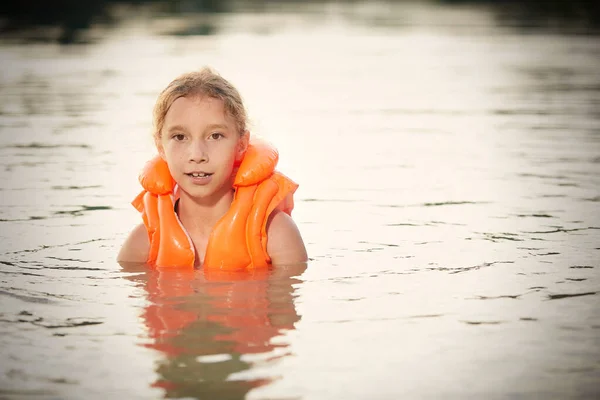 Bambina Che Impara Nuotare Giubbotto Salvataggio Acqua Naturale — Foto Stock