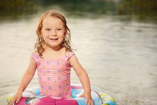 Kleines Mädchen Genießt Sommerwasser Mit Schwimmring — Stockfoto