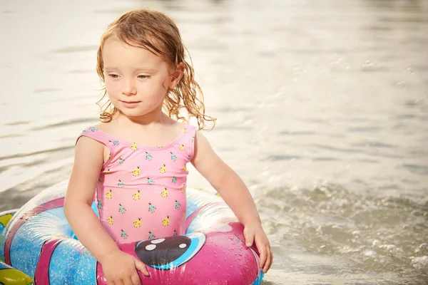 Kleines Mädchen Genießt Sommerwasser Mit Schwimmring — Stockfoto