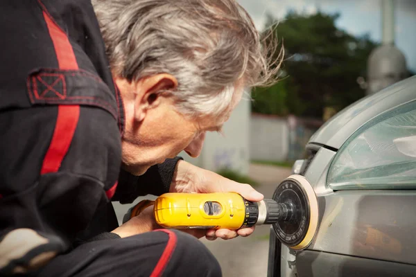 Man Övergripande Arbetar Med Borr Skador Sin Bil Direkt Gatan — Stockfoto