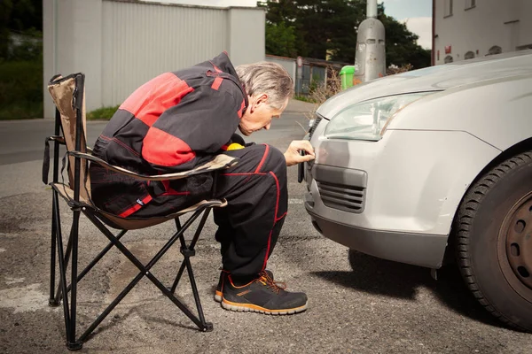 Man Overall Working Drill Damage His Car Directly Street — Stock Photo, Image