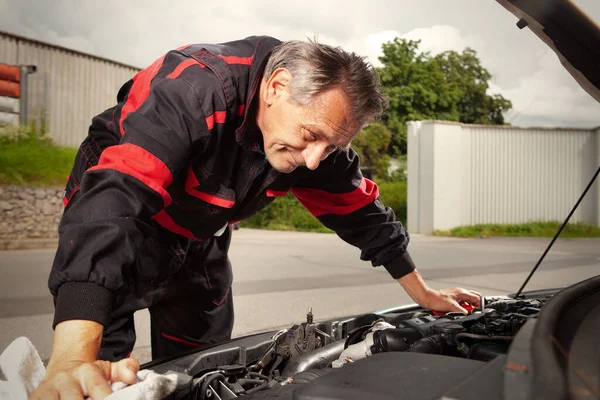 Man Overall Working Open Engine His Car Directly Street — Stock Photo, Image