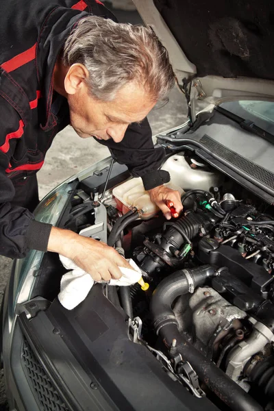 Man Overall Working Open Engine His Car Directly Street — Stock Photo, Image