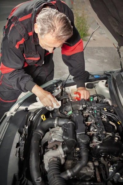 Man Overall Working Open Engine His Car Directly Street — Stock Photo, Image