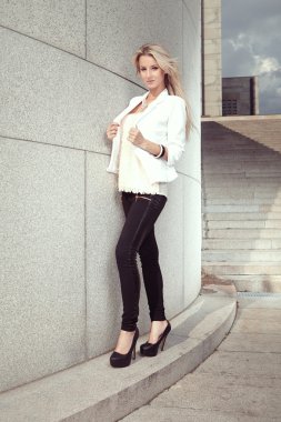 Siyah Beyaz sarışın güzellik