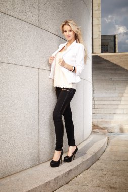 Siyah ve beyaz elbiseli güzel kız