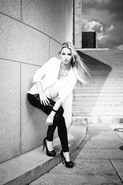 siyah beyaz tonlarda Blonde Güzellik