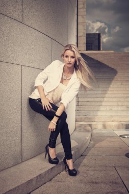 Siyah ve beyaz stil güzel sarışın kız