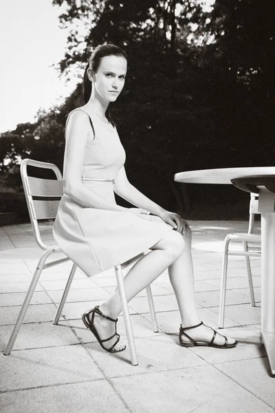 Fekete-fehér emlékek - szép hölgy, a ruházat, a szék — Stock Fotó