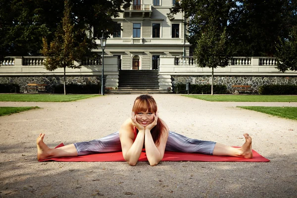 Lady relaxační, při cvičení jógy — Stock fotografie