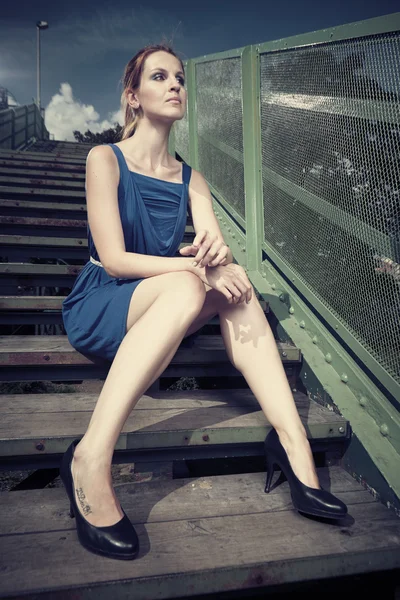 Merdivenlerde oturan kadın. — Stok fotoğraf