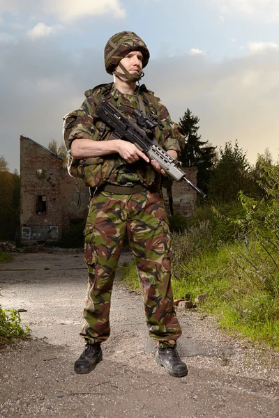 Soldado patrulha com arma — Fotografia de Stock