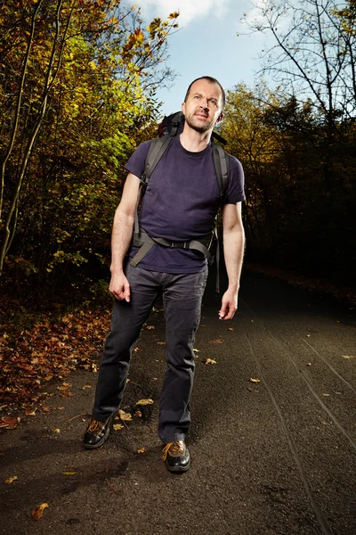 City man relaxing on trip in autumn nature — Stock Photo, Image