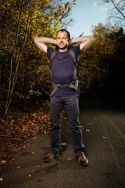 Homem amoroso relaxante em viagem na natureza — Fotografia de Stock