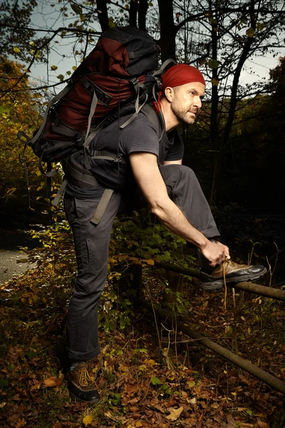 El hombre disfruta del día soleado de otoño en la caminata — Foto de Stock