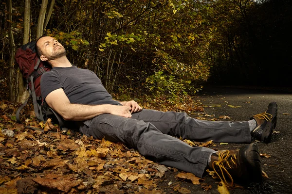 Man on trek relaxing in nature — Stock Photo, Image
