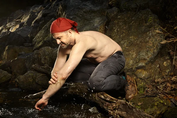 Cleaning body in creek — Stock Photo, Image