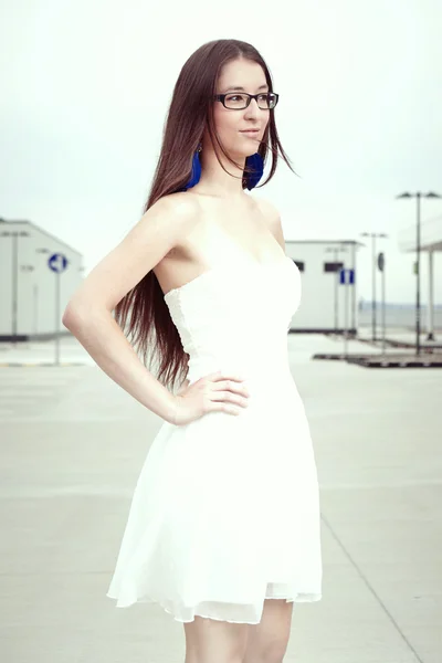 Brunett i vit klänning — Stockfoto