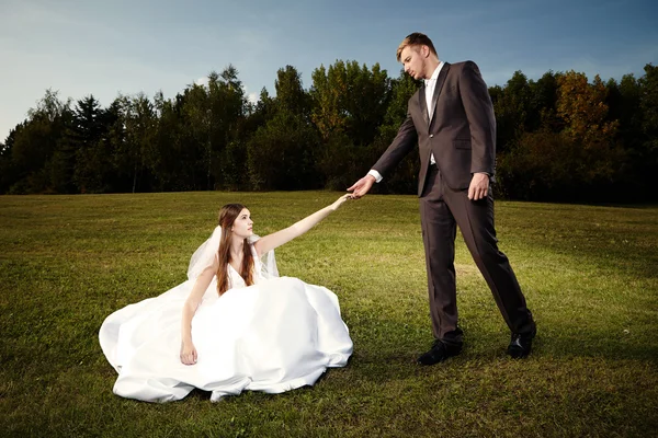 Casamento moda casal ao ar livre — Fotografia de Stock