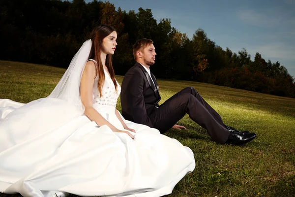 Posando casal de casamento no prado — Fotografia de Stock