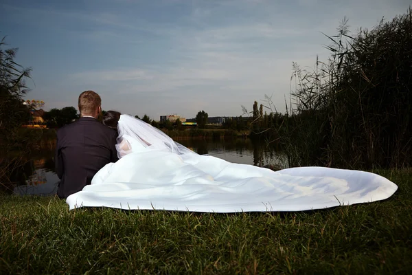 Bröllopsparet vid sjön — Stockfoto