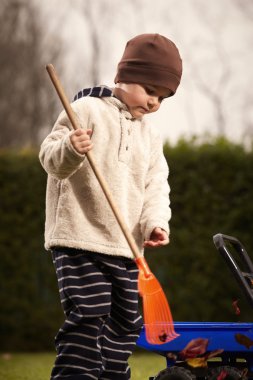 Sonbahar bahçede oynayan çocuk