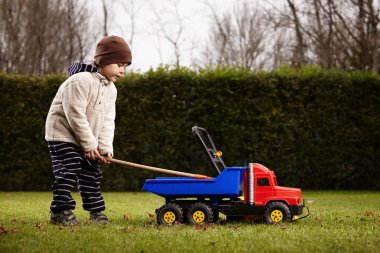 Çocuk oyuncak araba ile