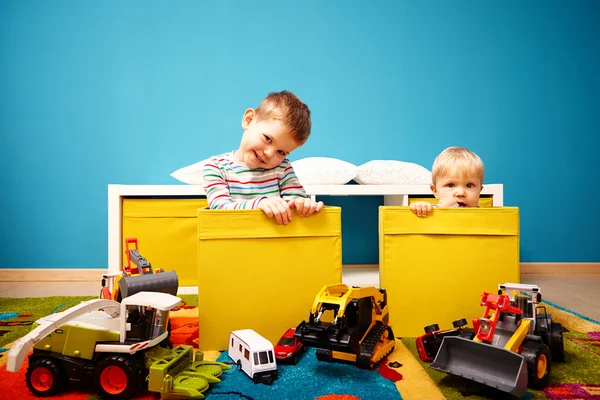 Twee jongens in de kinderkamer — Stockfoto