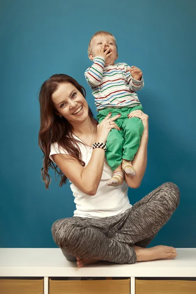 Sbadigliare ragazzo tra le braccia della madre — Foto Stock