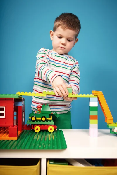 Niño con kit de construcción en la habitación — Foto de Stock