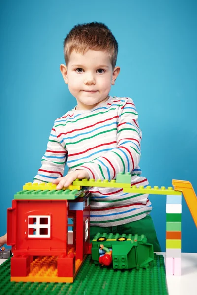 Chlapec s stavební sada — Stock fotografie