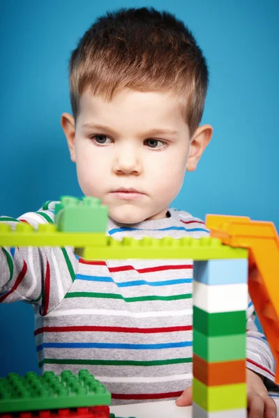 Pojke med leksaker — Stockfoto