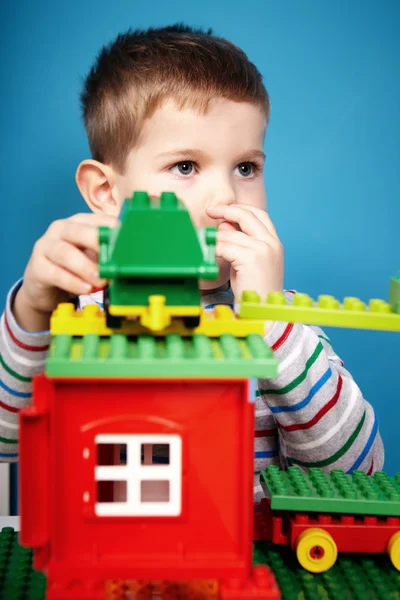 Jongen gelukkig met zijn speelgoed — Stockfoto