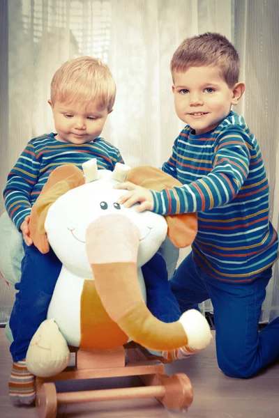 Dois meninos em casa — Fotografia de Stock