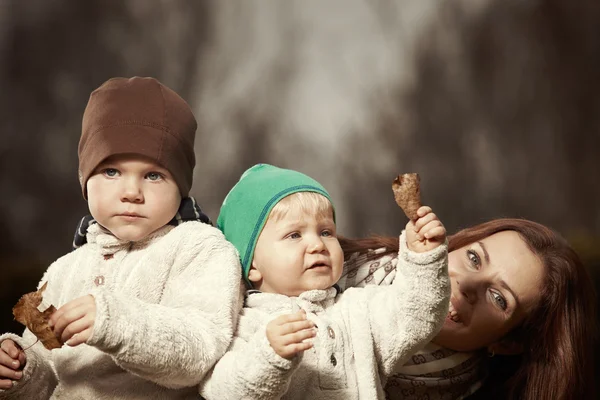 그녀의 아이 들과 어머니 — 스톡 사진