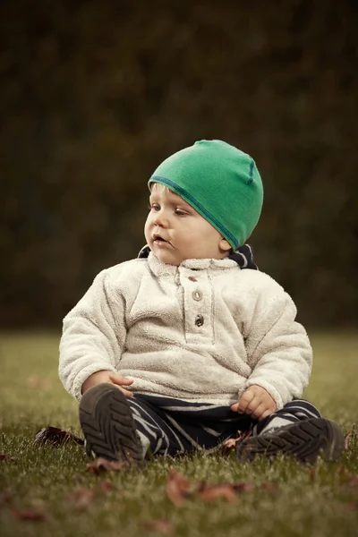 Kleine jongen in tuin — Stockfoto