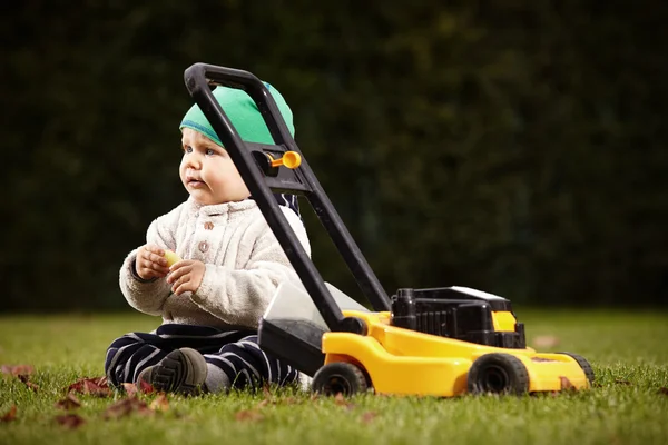 Petit garçon dans le jardin — Photo