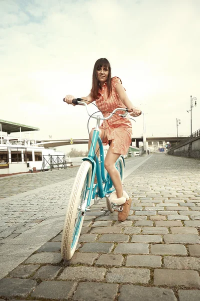 Городская дама на ретро-велосипеде — стоковое фото